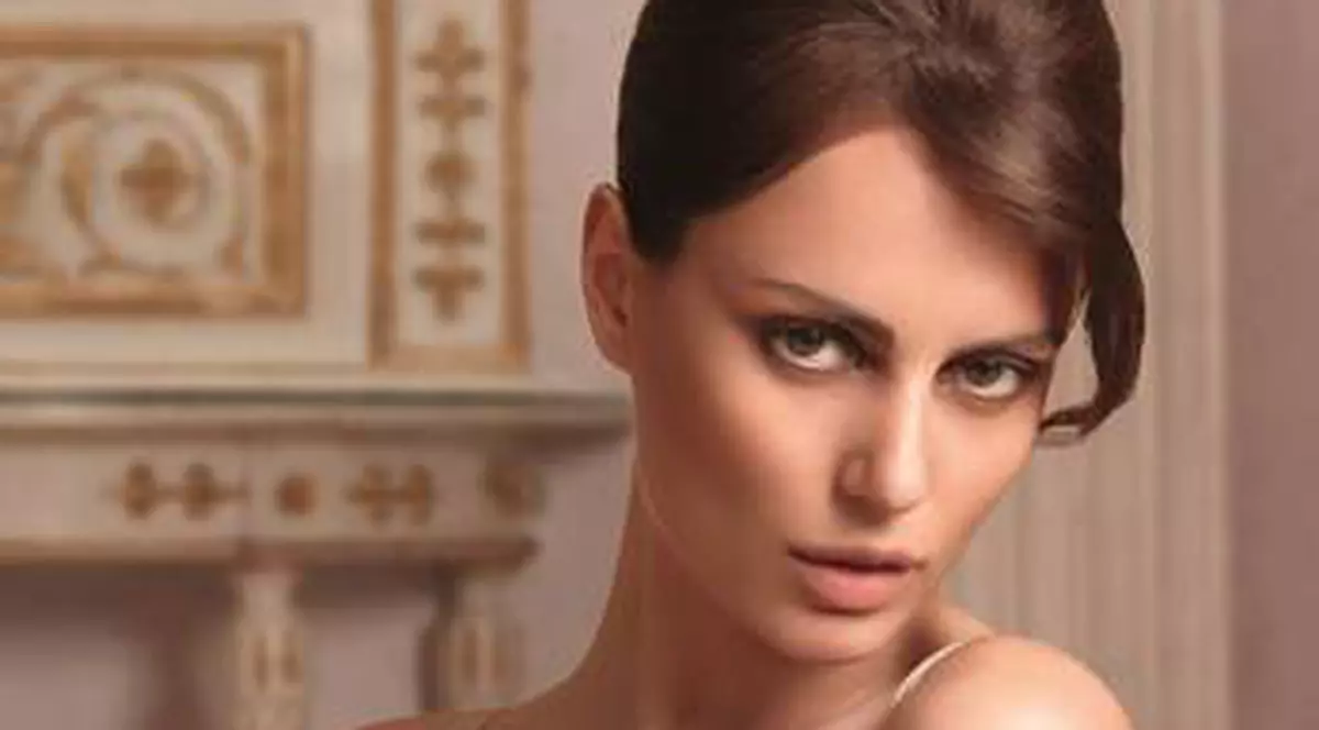 Superbul fotomodel Catrinel Menghia s-a săturat de modelling? Va deschide o galerie de artă la Roma