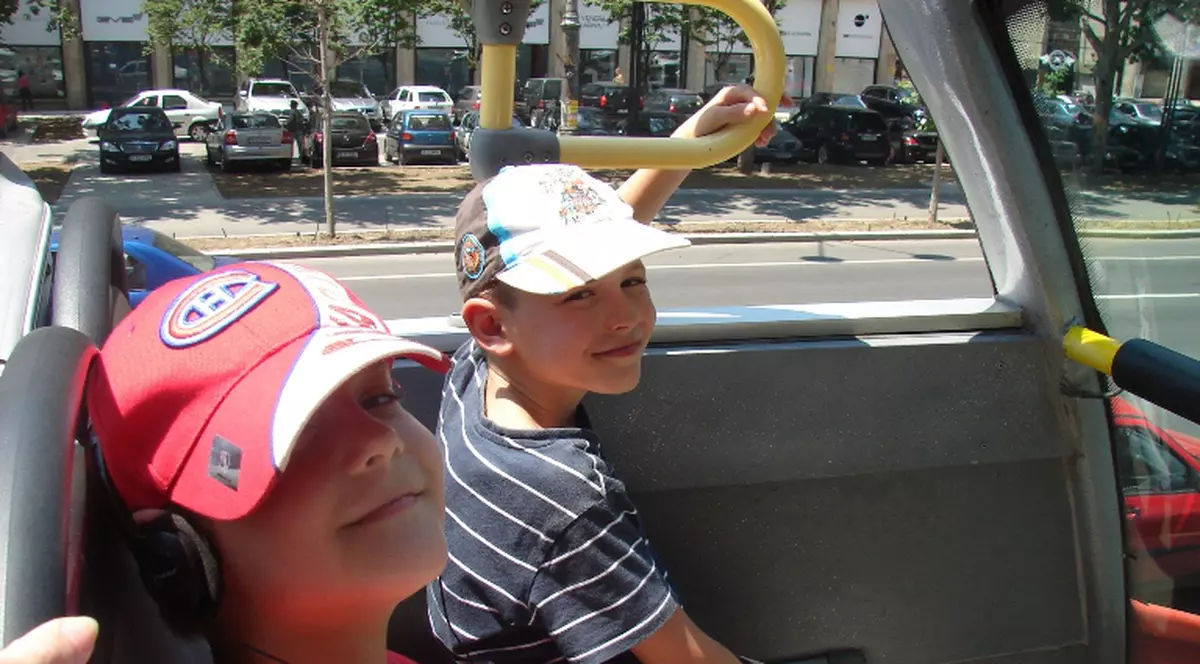 Au sărbătorit finalul de an şcolar printr-o plimbare cu autobuzul supraetajat