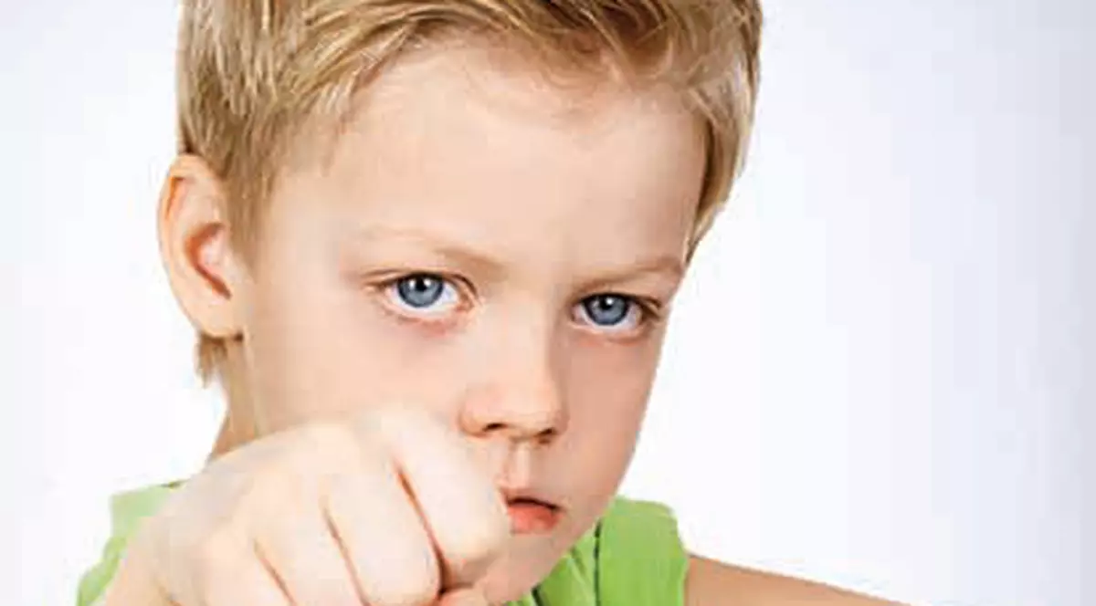 Când propriul copil te loveşte