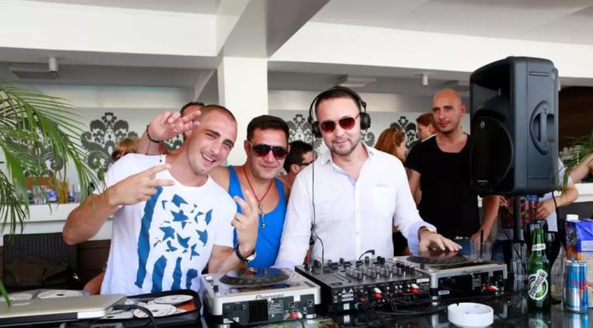 Vladimir Drăghia şi Nicuşor Stan, DJ pentru o zi la piscină