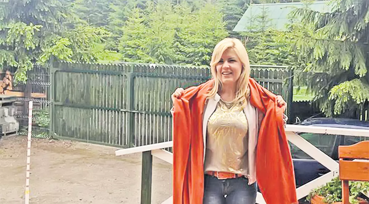 Elena Udrea, RĂSFĂŢATĂ ÎN PAT CU BALDACHIN | FOTO ÎN ARTICOL