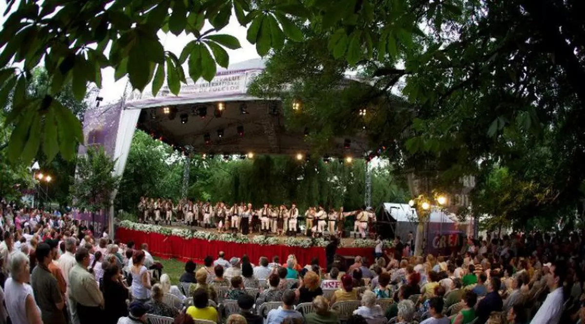 Petrică Mâţu Stoian, Benone Sinulescu şi alţi artişti de folclor cânta în Capitală. Intrarea e GRATUITĂ!