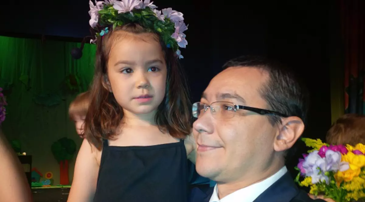 Fetiţa lui Ponta s-a făcut albinuţă! Vezi pe cine a ajutat Irina să strângă mâncare pentru toamnă