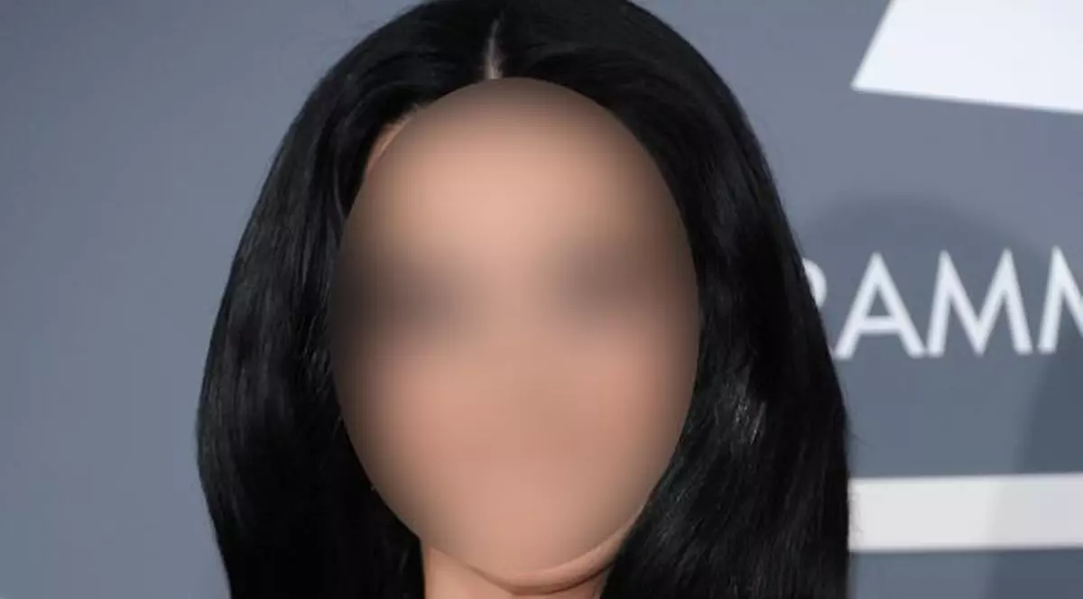 "Balcoane" cu probleme! O mare cântăreaţă folosea două sutiene în adolescentă! | FOTO