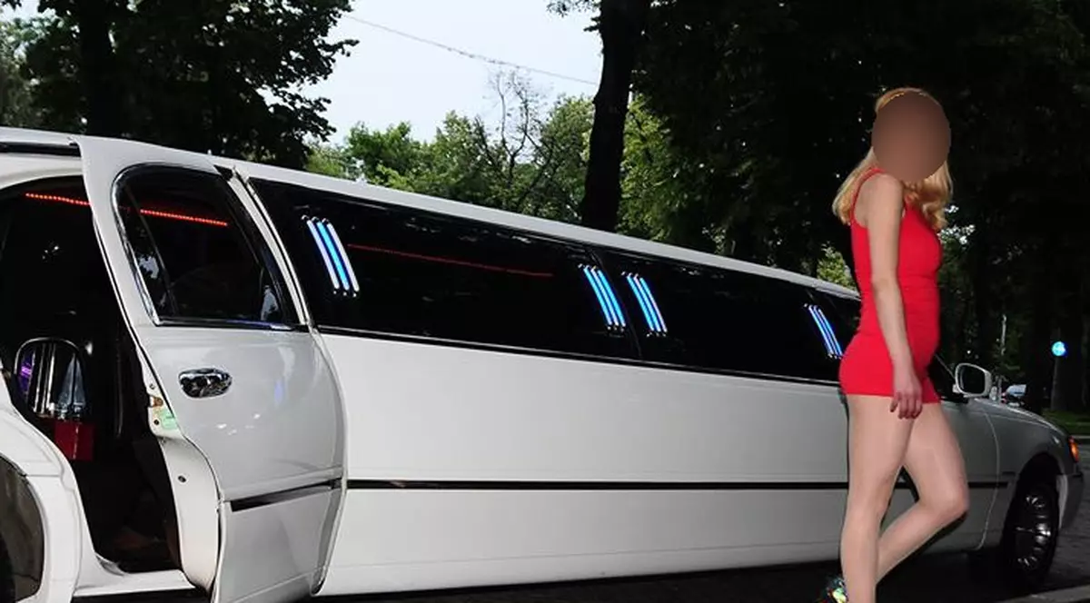 O cântăreaţă de la noi, plimbată gratis cu o limuzină de 10 metri până în Cehia | VIDEO