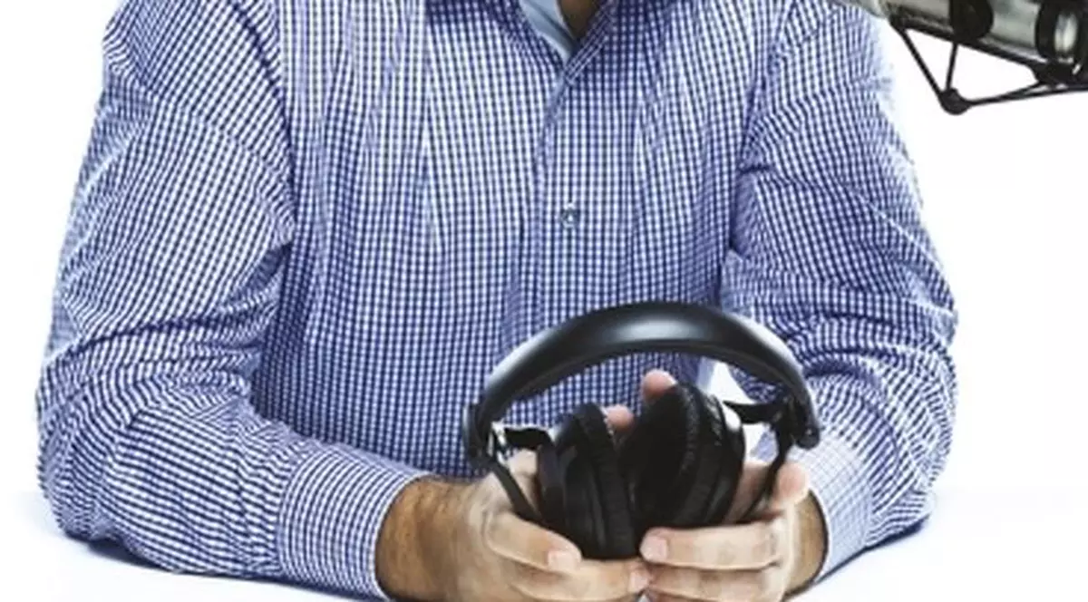 UN CELEBRU REALIZATOR DE RADIO şi TELEVIZIUNE protestează pentru că VICTOR PIŢURCĂ e încă selecţionerul naţionalei, deşi a fost condamnat
