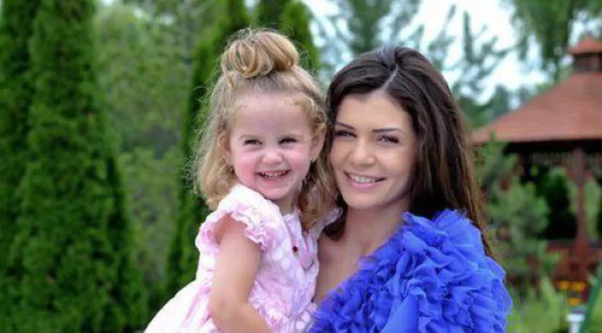 Moni, despre fiica ei, Irinuca: "Pare că înţelege LUPTA dintre mama şi tatăl ei"