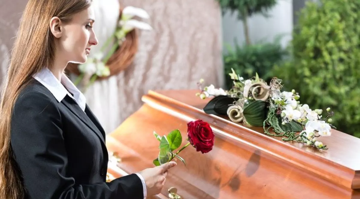 Se schimbă regulile la înmormântare. Amendă de 10.000 de lei dacă nu îmbălsămezi mortul