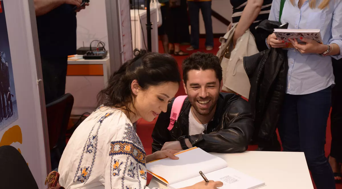 Olivia Steer şi-a lansat PRIMA CARTE! Iată POVESTEA acesteia!