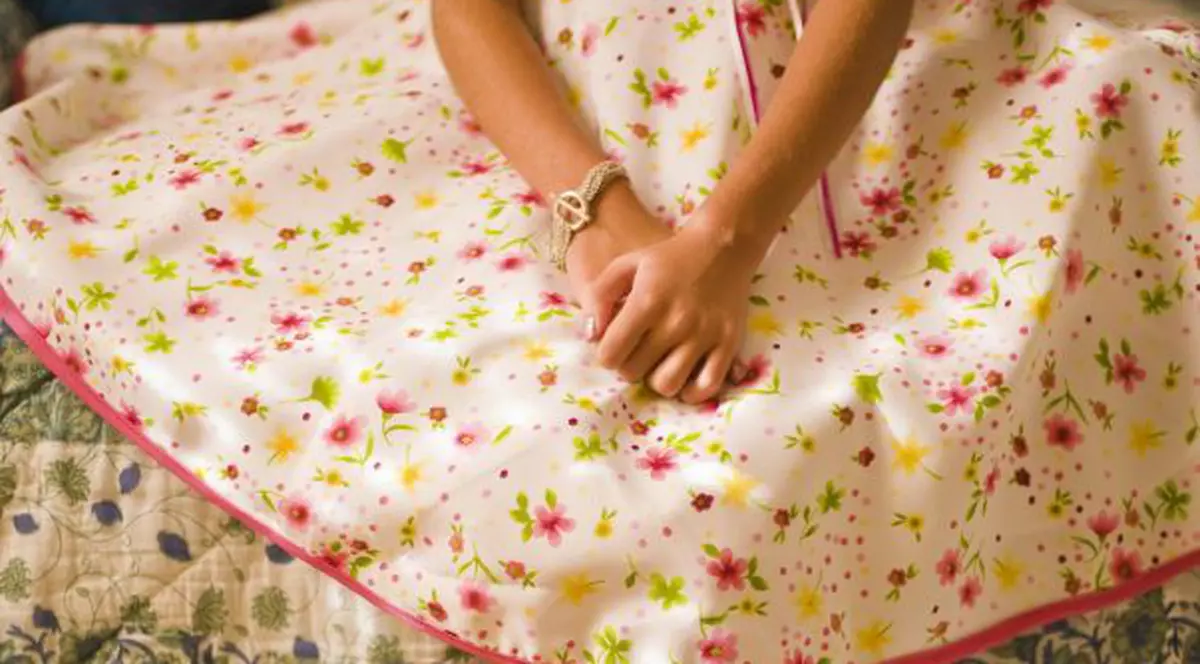 După ce A UMBLAT CU O PERECHE DE PANTOFI TOT LICEUL, acum îşi răsfaţă picioarele cu sandale muzicale. Vezi cine este EXTRAVAGANTA VEDETĂ