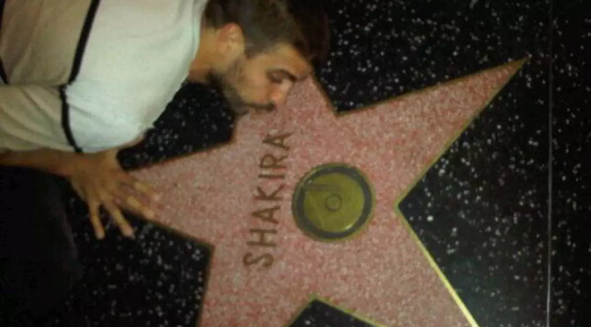 Imagine de senzaţie! Gerard Pique pupă pe bune locul pe unde calcă Shakira! | FOTO