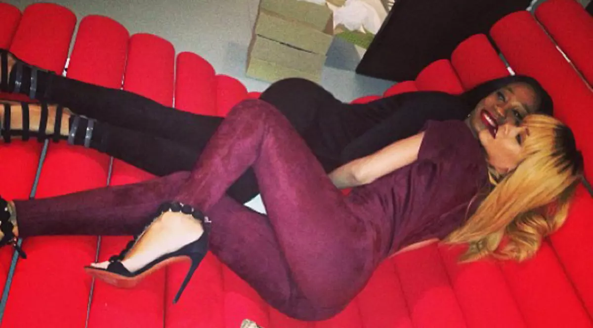 Rihanna, fotografiată în pat cu o femeie!