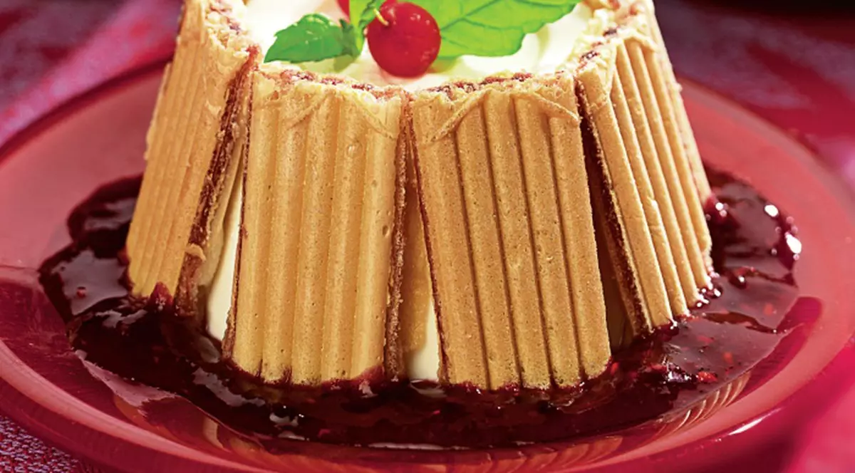 Reţete: Şarlotă cu brânză şi sos de fructe