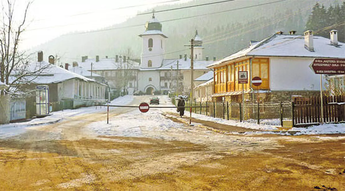 Mănăstirea Agapia lasă pe drumuri peste 100 de oameni