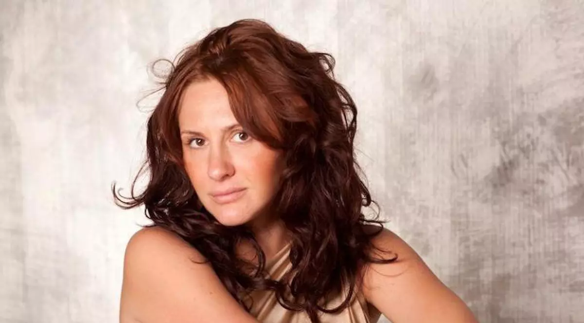 Vezi CÂT A COSTAT şi CÂT A DURAT confecţionarea rochiei cu MII DE PERLE pentru Lady Gaga de către o ROMÂNCĂ!