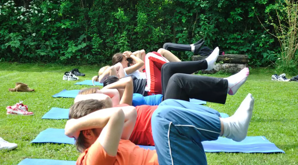 Învaţă EXERCIŢII şi DIETE pentru SLĂBIT, GRATIS, în parc