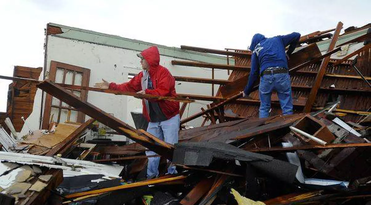 Un băiețel de 5 ani a supraviețuit tornadei care i-a distrus casa, însă a fost ucis de câinele familiei care îl adăpostea - VIDEO