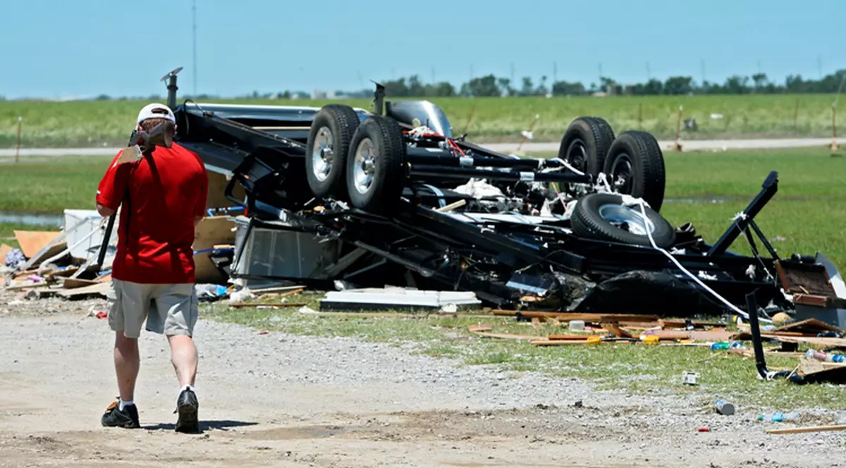 PASIUNEA I-A UCIS! Trei "vânători de furtuni", MORŢI într-o tornadă în Oklahoma!