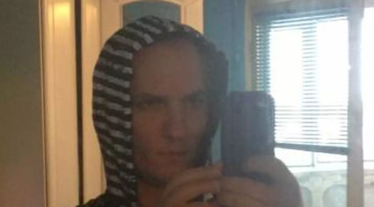 Mihai Trăistariu a vrut să ne arate cum îi stă cu glugă, dar a omis peisajul stânjenitor din spatele lui! | FOTO