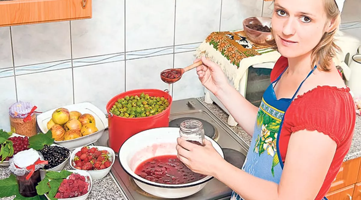 Pete de gem? Ies cu amoniac! Iată câteva soluţii ingenioase contra urmelor lăsate de fructele de sezon