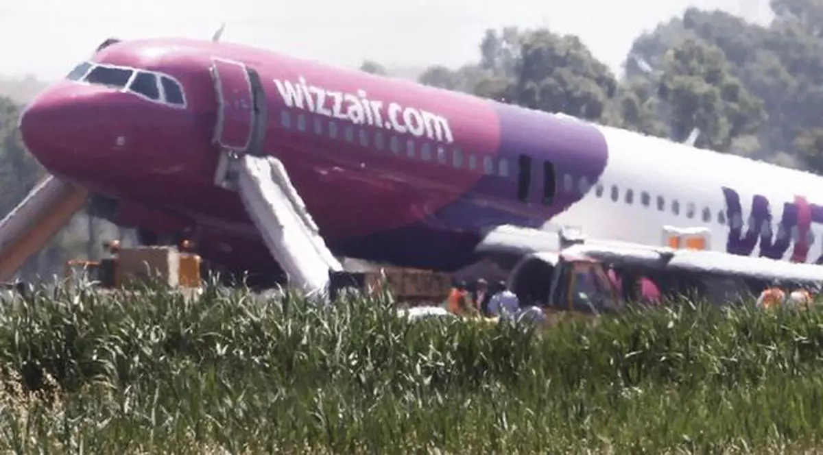 FOTOGRAFII INCREDIBILE Un avion Wizzair, aterizare de urgenţă la Roma