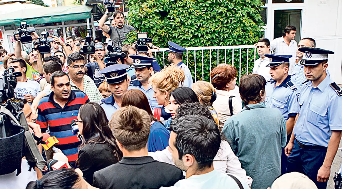 Dezvăluiri şocante ale elevilor care au dat ieri Bac-ul la Liceul Dimitrie Bolintineanu: «Ne-au sechestrat în clasă, era să leşinăm de foame şi de sete»