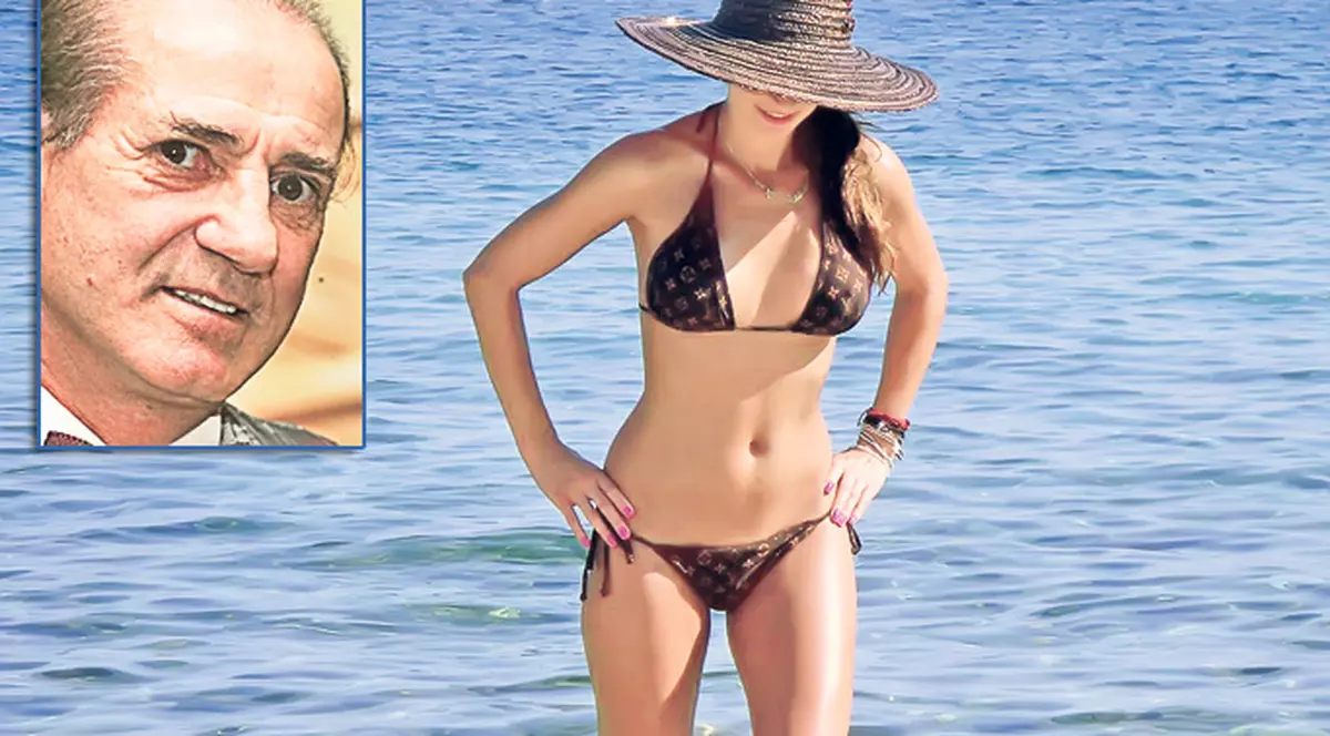 Pe frumuseţea asta a învăţat-o Zamfir să cânte la nai! Naista Ştefania Udrea, fosta elevă a celebrului instrumentist, i-a înnebunit pe bărbaţii de pe plajă | FOTO