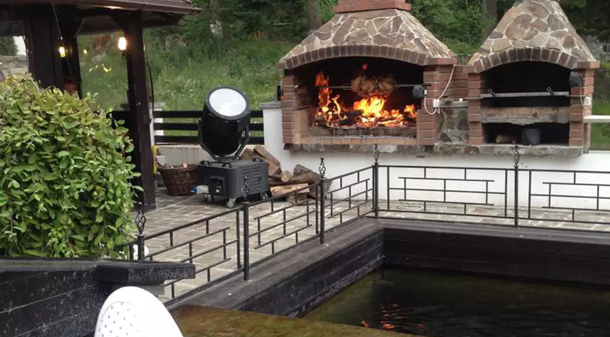 Au DIVORŢAT, dar ÎŞI PETREC WEEKENDUL ÎMPREUNĂ, la munte. Uite ce cuplu de VEDETE s-a DESPĂRŢIT DE OCHII LUMII