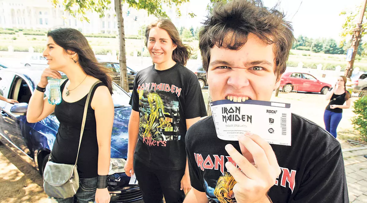 Fanii Iron Maiden, în delir! Mii de tineri au sosit ieri, la Bucureşti, din toate colţurile ţării, nerăbdători să-şi vadă idolii | FOTO