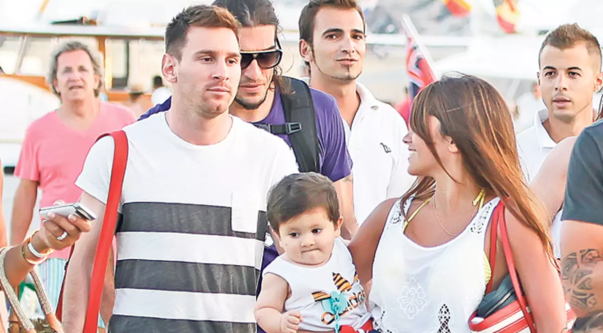 Ce grăsun e fiul lui Messi! Thiago, băieţelul de 9 luni al fotbalistului Barcelonei, «plezneşte» de sănătate