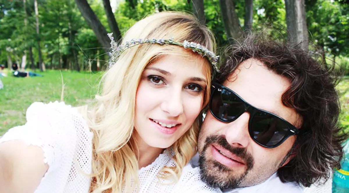 Dana Rogoz, UN AN de la căsătorie. Vezi cum a petrecut, împreună cu soţul ei, NUNTA DE HÂRTIE! FOTO