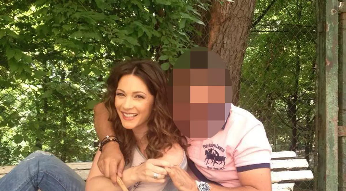 Andreea Berecleanu, SURPRINSĂ ÎN PARC în BRAŢELE unui BĂRBAT CĂSĂTORIT!  FOTO