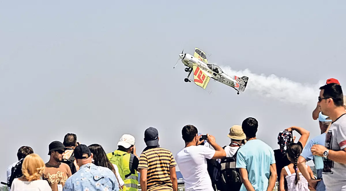 Show pe cerul Capitalei! Mii de oameni au asistat ieri la un spectacol aerian de excepţie | FOTO