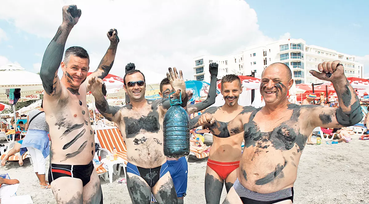 Au venit la mare cu nămolul de acasă! Printre vedete cu fiţe, pe Litoral sunt şi oameni chibzuiţi | FOTO