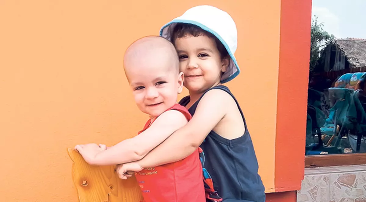 Robert a fost operat în Germania! El şi frăţiorul lui mai mic au acum şanse de însănătoşire