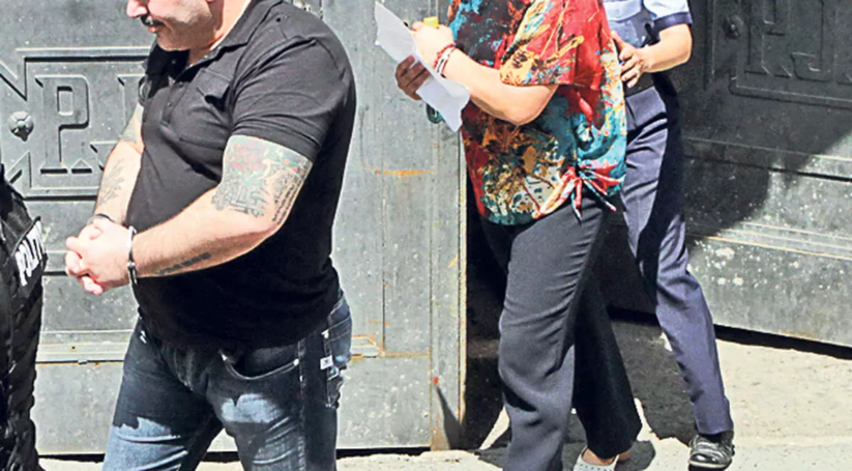 Directoarea de liceu arestată, urcată în aceeaşi dubă cu Sile Cămătaru! Costica Vărzaru a împărţit şi boxa acuzaţilor cu temutul interlop