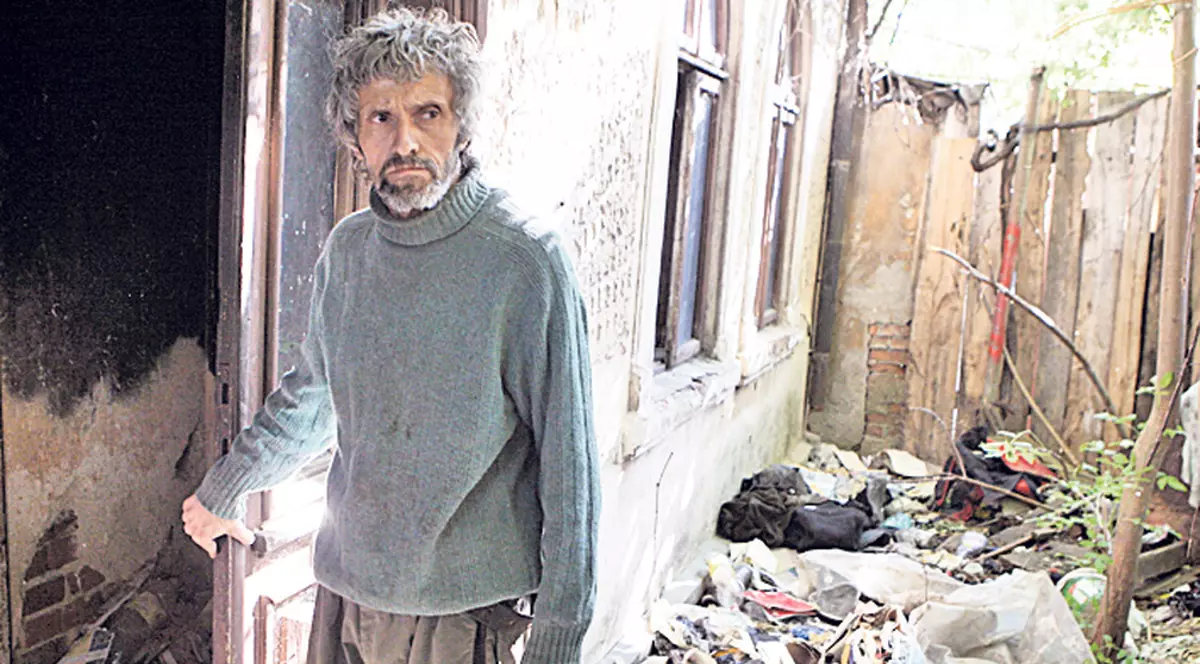 Incredibil! A adunat 10 tone de gunoi în locuinţa sa! FOTO