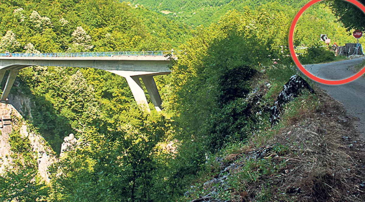 Podul din Muntenegru, loc de pelerinaj! Zeci de oameni se opresc să aprindă o lumânare pentru cei 18 morţi în râpă