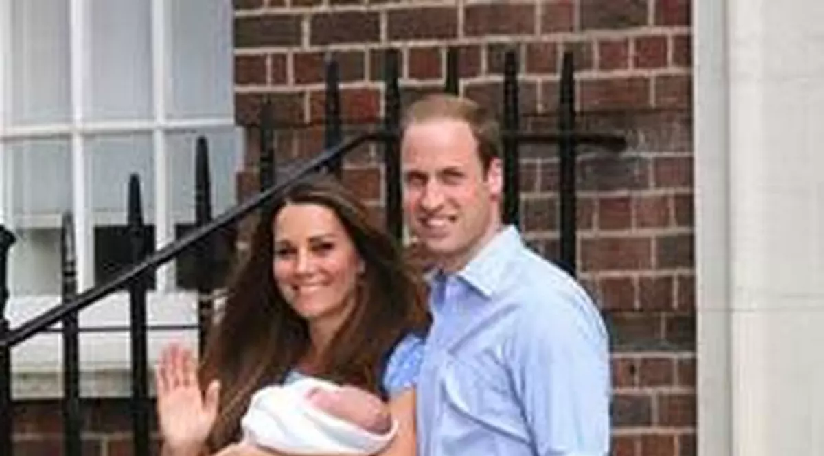 "Bebeluşul regal" a cucerit Internetul! Vezi ce AFACERE DE SUCCES poate ieşi din cele trei prenume ale sale