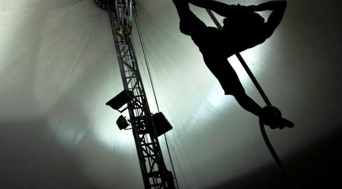 TRAGEDIE LA CIRQUE DU SOLEIL! O acrobată A MURIT în timpul unui spectacol - VIDEO