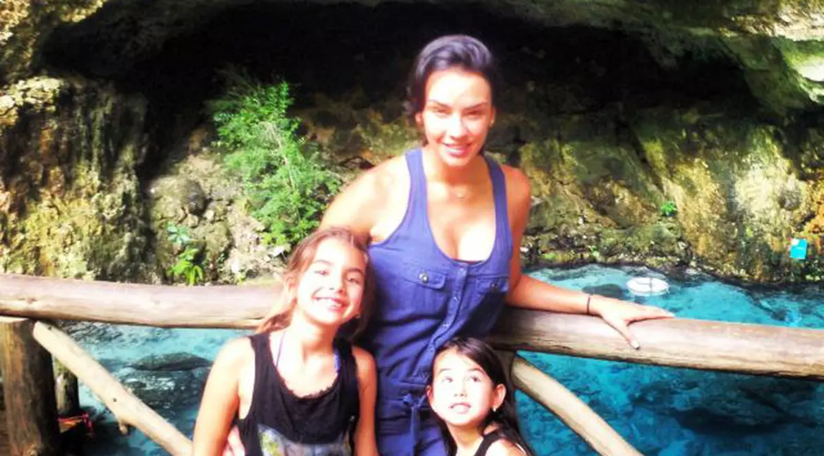 Fetele lui Mutu, vacanţă de vis alături de mama lor - FOTO