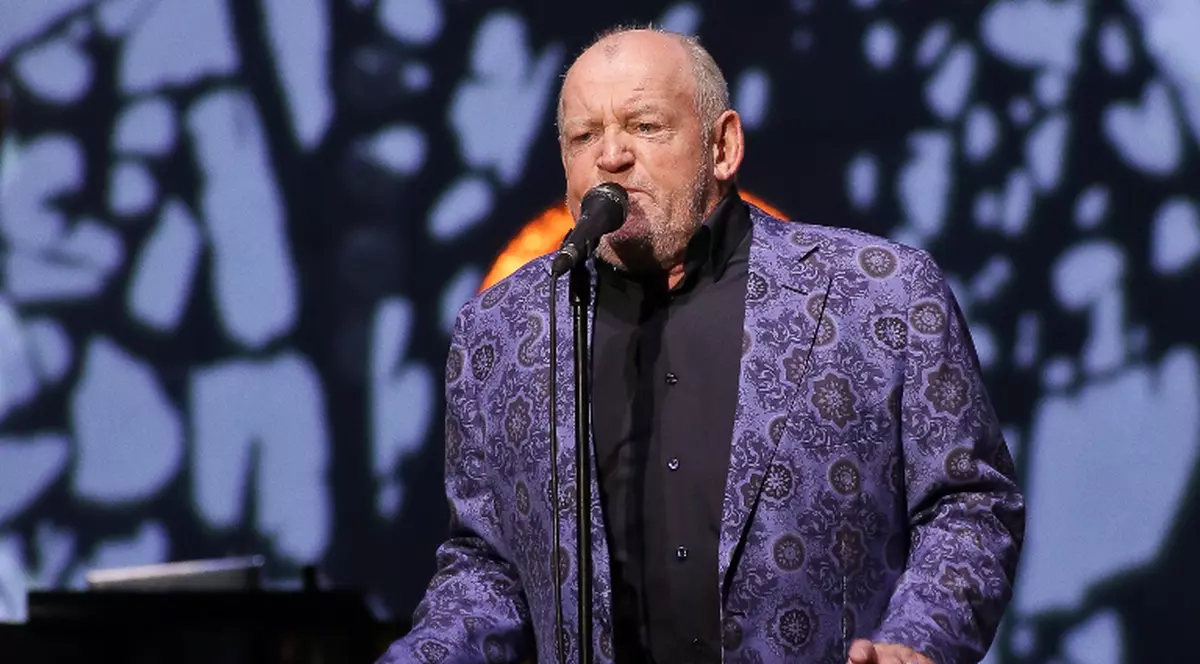 EXCENTRICITĂŢI DE VEDETĂ! Joe Cocker vrea bucătar personal, limuzină de lux şi pahare roşii pentru concertul de la Bucureşti