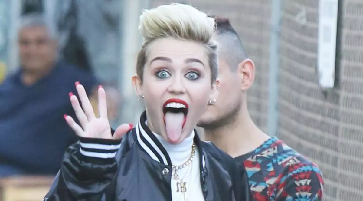 Asta este fotografia aşteptată de milioane de fani! Miley Cyrus, GOALĂ PUŞCĂ 