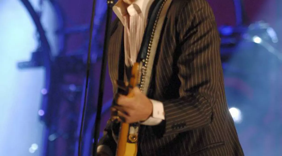 Nick Cave a căzut de pe scenă în timpul unui concert - VIDEO