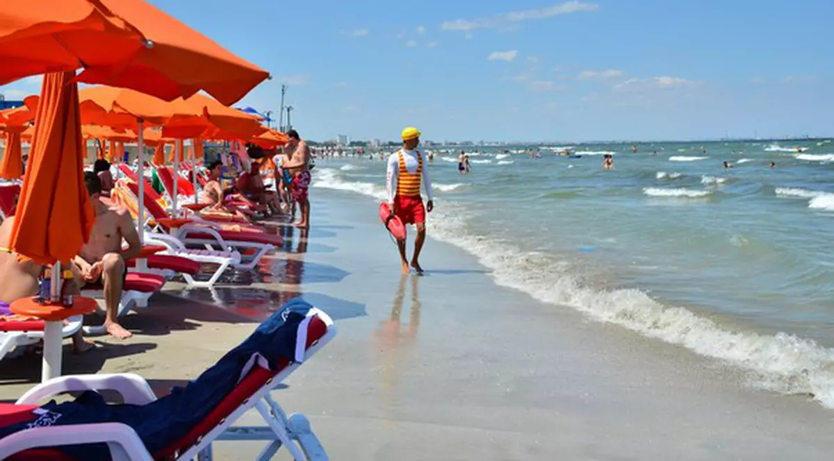 Marea agitată a făcut victime la mare! Trei copii şi trei adulţi, la un pas de înec! FOTO