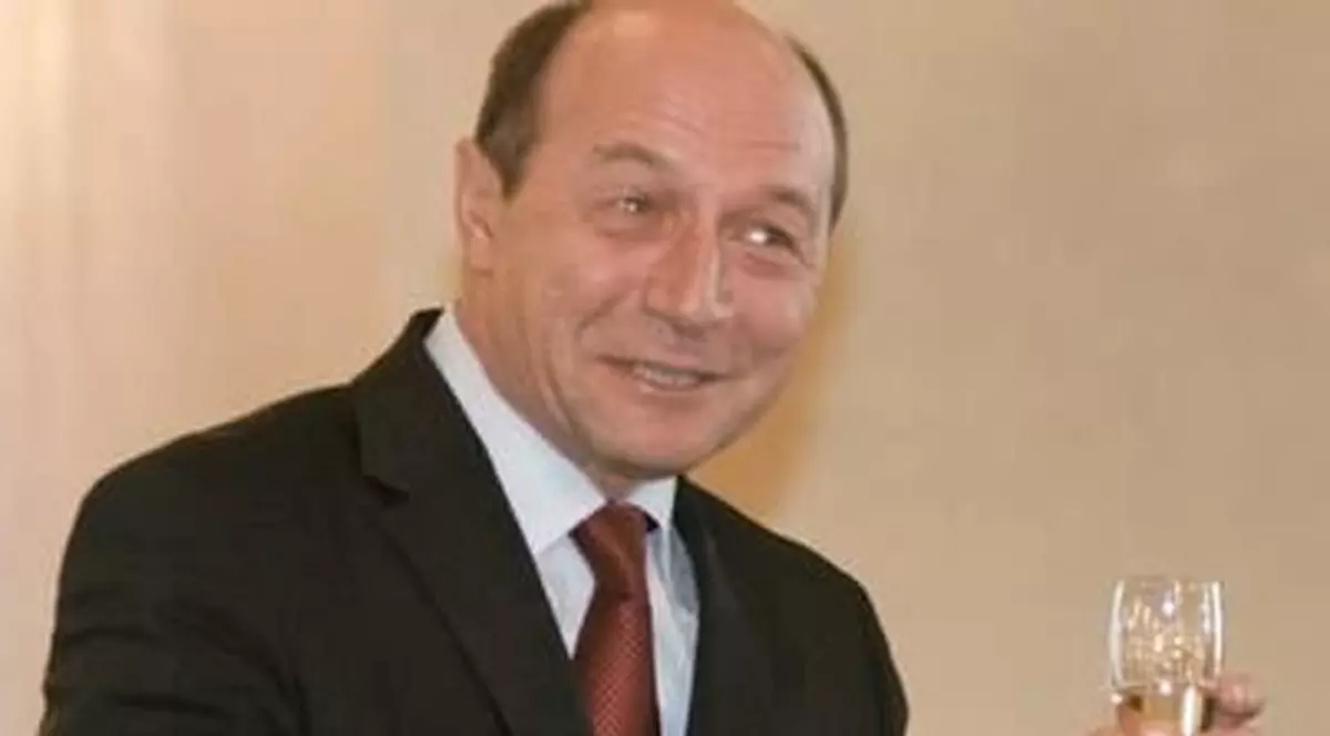 Băsescu, ÎNNEBUNIT după ARTIŞTII MOLDOVENI! Vezi pe CINE a invitat să-i cânte la botezul nepoatei lui!