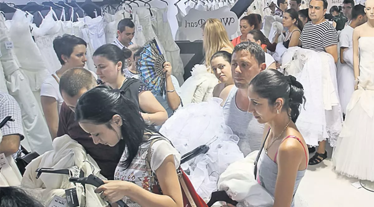S-au îngrămădit să-şi cumpere rochii de mireasă la promoție | FOTO