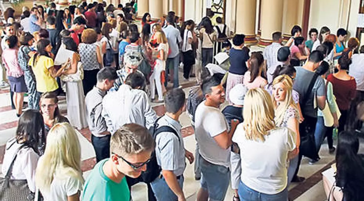 Absolvenţii de liceu au început goana după facultăţi | «Mă înscriu la Medicină ca să plec din ţară»