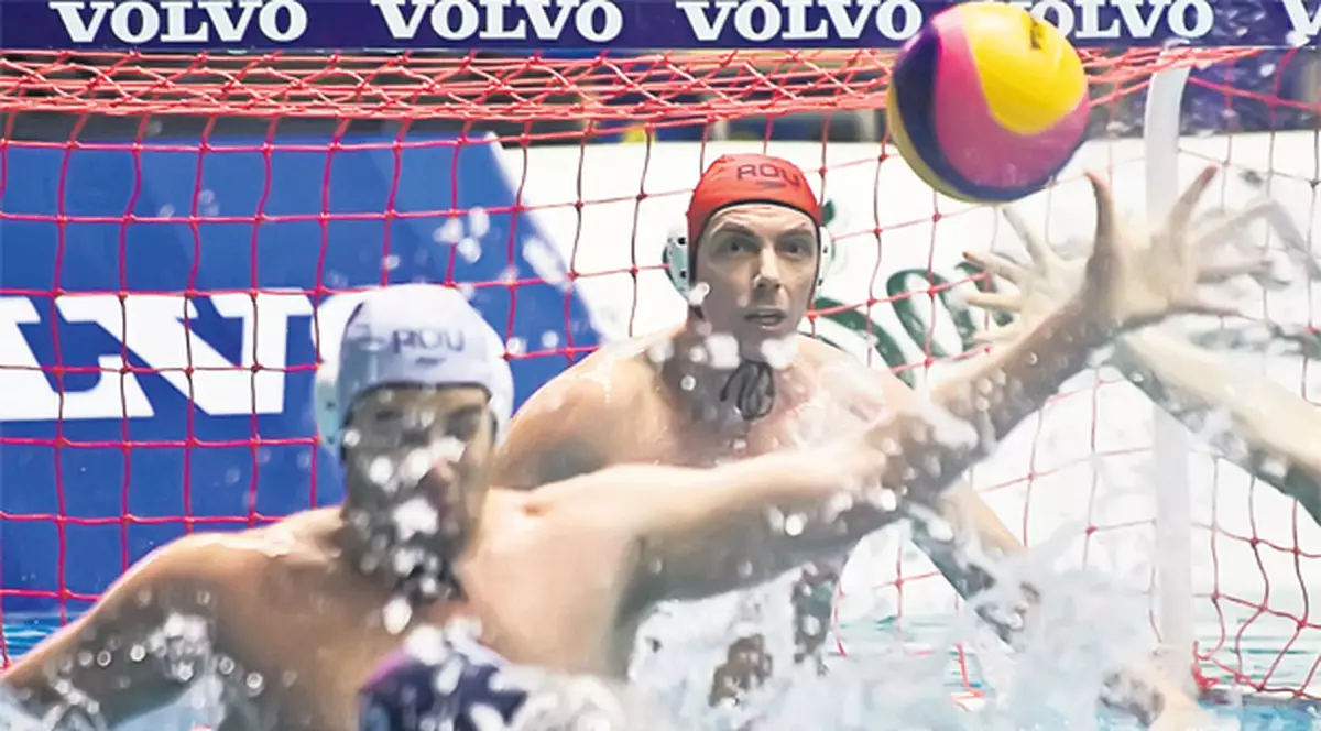 Dragoş Stoenescu, portarul naţionalei de polo pe apă a României, după 4-10 cu Italia la Mondiale: «Ne-a bătut soarele în ochi!»