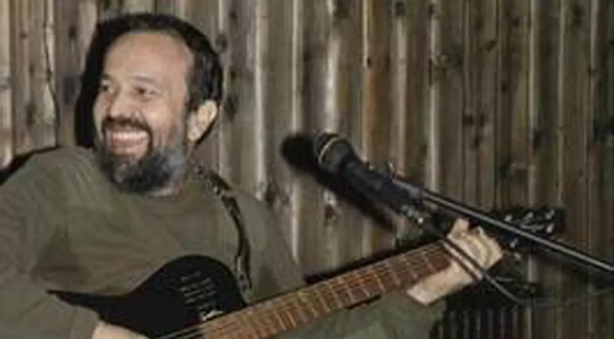 Nu-i uşoară viaţa de artist! Vezi ce i s-a întâmplat, în concert, lui Ioan Gyuri Pascu după ce a băut O GĂLEATĂ DE VIN!